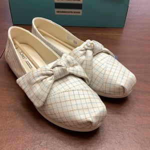 Toms Multicolor Shoes with a Bow. Cream/brown/blue. Size 9.5.